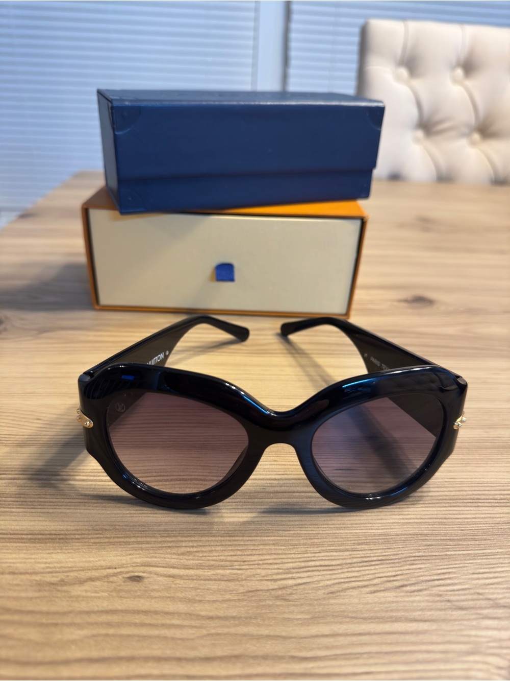 Louis Vuitton Black Sunglasses with Gold LV Emblem - Picture 2 of 7